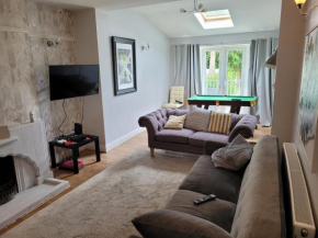5BED Home Near Commonwealth Aquatics Centre. WIFI